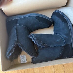 Brand new Overland women’s wren sheepskin boots, size 8
